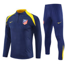 Conjunto hombre Atlético de Madrid entrenamiento temporada 2025 2026 sudadera y pantalón largo color azul marino calidad 1.1 oficial, Atlético de Madrid 2025, Chándal entrenamiento Atleti, Conjunto Atlético 25/26, Sudadera azul marino Atleti, Ropa barata Atlético Madrid, Calidad 1.1 Atleti, Moda deportiva 2026, Tienda Hincha Futbolero, Aúpa Atleti, Bloke Core Atlético.