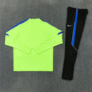 Conjunto largo de entrenamiento del Atlético de Madrid 2026 2027 de hombre con sudadera verde y pantalón negro chándal oficial colchonero Tienda Hincha Futbolero, Chándal Atlético de Madrid 2026, Conjunto de entrenamiento Atlético de Madrid 2027, Sudadera Atlético de Madrid verde hombre, Pantalón largo negro Atlético de Madrid, Comprar chándal oficial del Atlético de Madrid, Calidad premium Atlético de Madrid chándal, Conjunto fútbol madrileño verde, Ropa urbana blockecore, Chándal de colección colchonero.