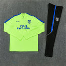 Conjunto largo de entrenamiento del Atlético de Madrid 2026 2027 de hombre con sudadera verde y pantalón negro chándal oficial colchonero Tienda Hincha Futbolero, Chándal Atlético de Madrid 2026, Conjunto de entrenamiento Atlético de Madrid 2027, Sudadera Atlético de Madrid verde hombre, Pantalón largo negro Atlético de Madrid, Comprar chándal oficial del Atlético de Madrid, Calidad premium Atlético de Madrid chándal, Conjunto fútbol madrileño verde, Ropa urbana blockecore, Chándal de colección colchonero.