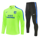 Conjunto largo de entrenamiento del Atlético de Madrid 2026 2027 de hombre con sudadera verde y pantalón negro chándal oficial colchonero Tienda Hincha Futbolero, Chándal Atlético de Madrid 2026, Conjunto de entrenamiento Atlético de Madrid 2027, Sudadera Atlético de Madrid verde hombre, Pantalón largo negro Atlético de Madrid, Comprar chándal oficial del Atlético de Madrid, Calidad premium Atlético de Madrid chándal, Conjunto fútbol madrileño verde, Ropa urbana blockecore, Chándal de colección colchonero.