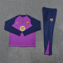 Conjunto hombre FC Barcelona entrenamiento temporada 2025 2026 sudadera color púrpura y pantalón largo azul marino calidad 1.1 oficial, Barcelona 2025, Chándal entrenamiento Barça, Conjunto Barcelona 25/26, Sudadera púrpura Barça, Ropa barata FC Barcelona, Calidad 1.1 Barça, Moda deportiva 2026, Tienda Hincha Futbolero, Visca el Barça, Bloke Core Barcelona.
