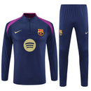 Conjunto hombre FC Barcelona entrenamiento temporada 2025 2026 sudadera y pantalón largo color azul marino calidad 1.1 oficial, Barcelona 2025, Chándal entrenamiento Barça, Conjunto Barcelona 25/26, Sudadera azul marino Barça, Ropa barata FC Barcelona, Calidad 1.1 Barça, Moda deportiva 2026, Tienda Hincha Futbolero, Visca el Barça, Bloke Core Barcelona.