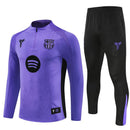 Barcelona 2026, Conjunto Kobe Bryant Barça, Chándal Barcelona oficial, Edición especial Kobe Bryant, Sudadera púrpura Barça, Pantalón negro entrenamiento, Regalo fútbol hombre Barcelona, Kit Mamba Mentality, Barça lifestyle kit, Comprar chándal exclusivo, Tienda Hincha Futbolero.