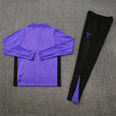 Barcelona 2026, Conjunto Kobe Bryant Barça, Chándal Barcelona oficial, Edición especial Kobe Bryant, Sudadera púrpura Barça, Pantalón negro entrenamiento, Regalo fútbol hombre Barcelona, Kit Mamba Mentality, Barça lifestyle kit, Comprar chándal exclusivo, Tienda Hincha Futbolero.