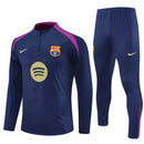 Conjunto hombre FC Barcelona entrenamiento temporada 2025 2026 sudadera y pantalón largo color azul marino calidad 1.1 oficial, Barcelona 2025, Chándal entrenamiento Barça, Conjunto Barcelona 25/26, Sudadera azul marino Barça, Ropa barata FC Barcelona, Calidad 1.1 Barça, Moda deportiva 2026, Tienda Hincha Futbolero, Visca el Barça, Bloke Core Barcelona.