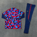 Conjunto largo de entrenamiento del FC Barcelona 2026 2027 de hombre con sudadera azul y roja y pantalón azul marino chándal oficial culé Tienda Hincha Futbolero, Chándal Barcelona 2026, Conjunto de entrenamiento Barça 2027, Sudadera Barcelona azul hombre, Pantalón largo azul marino Barcelona, Comprar chándal oficial del Barcelona, Calidad premium Barcelona chándal, Conjunto fútbol blaugrana, Ropa urbana blockecore, Chándal de colección culé.