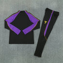 Conjunto largo de entrenamiento del FC Barcelona x Kobe Bryant 2026 2027 de hombre con sudadera y pantalón negro de colección oficial Mamba Mentality All-Black Tienda Hincha Futbolero, Chándal Barcelona Kobe Bryant 2026, Conjunto de entrenamiento Barça 2027, Sudadera Barcelona negra hombre, Pantalón largo negro Barcelona, Comprar chándal oficial del Barcelona, Calidad premium Barcelona Kobe Bryant, Conjunto fútbol baloncesto Mamba, Ropa urbana blockecore, Chándal de colección culé negro.