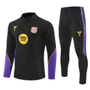 Conjunto largo de entrenamiento del FC Barcelona x Kobe Bryant 2026 2027 de hombre con sudadera y pantalón negro de colección oficial Mamba Mentality All-Black Tienda Hincha Futbolero, Chándal Barcelona Kobe Bryant 2026, Conjunto de entrenamiento Barça 2027, Sudadera Barcelona negra hombre, Pantalón largo negro Barcelona, Comprar chándal oficial del Barcelona, Calidad premium Barcelona Kobe Bryant, Conjunto fútbol baloncesto Mamba, Ropa urbana blockecore, Chándal de colección culé negro.