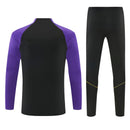 Conjunto largo de entrenamiento del FC Barcelona x Kobe Bryant 2026 2027 de hombre con sudadera y pantalón negro de colección oficial Mamba Mentality All-Black Tienda Hincha Futbolero, Chándal Barcelona Kobe Bryant 2026, Conjunto de entrenamiento Barça 2027, Sudadera Barcelona negra hombre, Pantalón largo negro Barcelona, Comprar chándal oficial del Barcelona, Calidad premium Barcelona Kobe Bryant, Conjunto fútbol baloncesto Mamba, Ropa urbana blockecore, Chándal de colección culé negro.