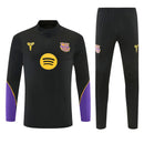 Conjunto largo de entrenamiento del FC Barcelona x Kobe Bryant 2026 2027 de hombre con sudadera y pantalón negro de colección oficial Mamba Mentality All-Black Tienda Hincha Futbolero, Chándal Barcelona Kobe Bryant 2026, Conjunto de entrenamiento Barça 2027, Sudadera Barcelona negra hombre, Pantalón largo negro Barcelona, Comprar chándal oficial del Barcelona, Calidad premium Barcelona Kobe Bryant, Conjunto fútbol baloncesto Mamba, Ropa urbana blockecore, Chándal de colección culé negro.