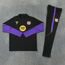 Conjunto largo de entrenamiento del FC Barcelona x Kobe Bryant 2026 2027 de hombre con sudadera y pantalón negro de colección oficial Mamba Mentality All-Black Tienda Hincha Futbolero, Chándal Barcelona Kobe Bryant 2026, Conjunto de entrenamiento Barça 2027, Sudadera Barcelona negra hombre, Pantalón largo negro Barcelona, Comprar chándal oficial del Barcelona, Calidad premium Barcelona Kobe Bryant, Conjunto fútbol baloncesto Mamba, Ropa urbana blockecore, Chándal de colección culé negro.