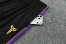 Conjunto largo de entrenamiento del FC Barcelona x Kobe Bryant 2026 2027 de hombre con sudadera y pantalón negro de colección oficial Mamba Mentality All-Black Tienda Hincha Futbolero, Chándal Barcelona Kobe Bryant 2026, Conjunto de entrenamiento Barça 2027, Sudadera Barcelona negra hombre, Pantalón largo negro Barcelona, Comprar chándal oficial del Barcelona, Calidad premium Barcelona Kobe Bryant, Conjunto fútbol baloncesto Mamba, Ropa urbana blockecore, Chándal de colección culé negro.