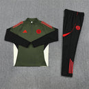 Conjunto hombre Bayern Munich entrenamiento temporada 2025 2026 sudadera color verde y pantalón largo color negro calidad 1.1 oficial, Bayern Munich 2025, Chándal entrenamiento Bayern, Conjunto Bayern 25/26, Sudadera verde Bayern, Ropa barata Bayern Munich, Calidad 1.1 Bayern, Moda deportiva 2026, Tienda Hincha Futbolero, Mia San Mia, Bloke Core Bayern.