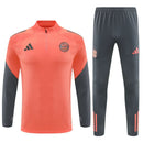 Conjunto hombre Bayern Munich entrenamiento temporada 2025 2026 sudadera color naranja y pantalón largo color gris calidad 1.1 oficial, Bayern Munich 2025, Chándal entrenamiento Bayern, Conjunto Bayern 25/26, Sudadera naranja Bayern, Ropa barata Bayern Munich, Calidad 1.1 Bayern, Moda deportiva 2026, Tienda Hincha Futbolero, Mia San Mia, Bloke Core Bayern.