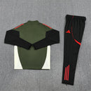 Conjunto hombre Bayern Munich entrenamiento temporada 2025 2026 sudadera color verde y pantalón largo color negro calidad 1.1 oficial, Bayern Munich 2025, Chándal entrenamiento Bayern, Conjunto Bayern 25/26, Sudadera verde Bayern, Ropa barata Bayern Munich, Calidad 1.1 Bayern, Moda deportiva 2026, Tienda Hincha Futbolero, Mia San Mia, Bloke Core Bayern.