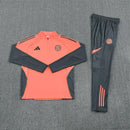 Conjunto hombre Bayern Munich entrenamiento temporada 2025 2026 sudadera color naranja y pantalón largo color gris calidad 1.1 oficial, Bayern Munich 2025, Chándal entrenamiento Bayern, Conjunto Bayern 25/26, Sudadera naranja Bayern, Ropa barata Bayern Munich, Calidad 1.1 Bayern, Moda deportiva 2026, Tienda Hincha Futbolero, Mia San Mia, Bloke Core Bayern.