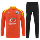 Conjunto largo hombre selección de Brasil temporada 25/26 entrenamiento sudadera naranja y pantalón negro calidad 1.1 premium Tienda Hincha Futbolero. Brasil 2025/26, Conjunto Brasil naranja, Chándal Brasil negro, Entrenamiento Brasil 25/26, Ropa Brasil mundial 2026, Calidad 1.1 Brasil, Tienda Hincha Futbolero, Brazil Training Tracksuit orange