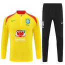 Conjunto largo hombre selección de Brasil temporada 25/26 entrenamiento sudadera amarilla y pantalón negro calidad 1.1 premium Tienda Hincha Futbolero. Brasil 2025/26, Conjunto Brasil amarillo, Chándal Brasil negro, Entrenamiento Brasil 25/26, Ropa Brasil mundial 2026, Calidad 1.1 Brasil, Tienda Hincha Futbolero, Brazil Training Tracksuit yellow.