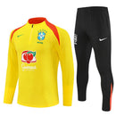 Conjunto largo hombre selección de Brasil temporada 25/26 entrenamiento sudadera amarilla y pantalón negro calidad 1.1 premium Tienda Hincha Futbolero. Brasil 2025/26, Conjunto Brasil amarillo, Chándal Brasil negro, Entrenamiento Brasil 25/26, Ropa Brasil mundial 2026, Calidad 1.1 Brasil, Tienda Hincha Futbolero, Brazil Training Tracksuit yellow.