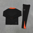 Conjunto largo hombre selección de Brasil temporada 25/26 entrenamiento edición blackout sudadera y pantalón negro calidad 1.1 premium Tienda Hincha Futbolero. Brasil 2025/26, Conjunto Brasil negro, Chándal Brasil blackout, Entrenamiento Brasil 25/26, Ropa Brasil mundial 2026, Calidad 1.1 Brasil, Tienda Hincha Futbolero, Brazil Training Tracksuit black.