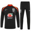 Conjunto largo hombre selección de Brasil temporada 25/26 entrenamiento edición blackout sudadera y pantalón negro calidad 1.1 premium Tienda Hincha Futbolero. Brasil 2025/26, Conjunto Brasil negro, Chándal Brasil blackout, Entrenamiento Brasil 25/26, Ropa Brasil mundial 2026, Calidad 1.1 Brasil, Tienda Hincha Futbolero, Brazil Training Tracksuit black.
