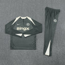 Conjunto hombre Chelsea entrenamiento temporada 2025 2026 sudadera y pantalón largo color gris calidad 1.1 oficial, Chelsea 2025, Chándal entrenamiento Chelsea, Conjunto Chelsea 25/26, Sudadera gris Chelsea, Ropa barata Chelsea, Calidad 1.1 Chelsea, Moda deportiva 2026, Tienda Hincha Futbolero, Blue is the colour, Bloke Core Chelsea.