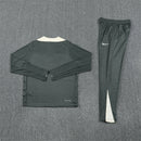 Conjunto hombre Chelsea entrenamiento temporada 2025 2026 sudadera y pantalón largo color gris calidad 1.1 oficial, Chelsea 2025, Chándal entrenamiento Chelsea, Conjunto Chelsea 25/26, Sudadera gris Chelsea, Ropa barata Chelsea, Calidad 1.1 Chelsea, Moda deportiva 2026, Tienda Hincha Futbolero, Blue is the colour, Bloke Core Chelsea.