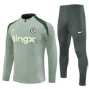 Conjunto hombre Chelsea FC entrenamiento temporada 2025 2026 sudadera y pantalón largo gris calidad 1.1 oficial, Chelsea 2025, Chándal entrenamiento Chelsea, Conjunto Chelsea 25/26, Sudadera gris Chelsea, Ropa barata Chelsea, Calidad 1.1 Chelsea, Moda deportiva 2026, Tienda Hincha Futbolero, Keep It Blue, Bloke Core Chelsea.