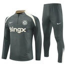 Conjunto hombre Chelsea entrenamiento temporada 2025 2026 sudadera y pantalón largo color gris calidad 1.1 oficial, Chelsea 2025, Chándal entrenamiento Chelsea, Conjunto Chelsea 25/26, Sudadera gris Chelsea, Ropa barata Chelsea, Calidad 1.1 Chelsea, Moda deportiva 2026, Tienda Hincha Futbolero, Blue is the colour, Bloke Core Chelsea.