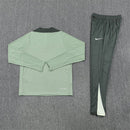 Conjunto hombre Chelsea FC entrenamiento temporada 2025 2026 sudadera y pantalón largo gris calidad 1.1 oficial, Chelsea 2025, Chándal entrenamiento Chelsea, Conjunto Chelsea 25/26, Sudadera gris Chelsea, Ropa barata Chelsea, Calidad 1.1 Chelsea, Moda deportiva 2026, Tienda Hincha Futbolero, Keep It Blue, Bloke Core Chelsea.