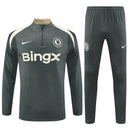 Conjunto hombre Chelsea entrenamiento temporada 2025 2026 sudadera y pantalón largo color gris calidad 1.1 oficial, Chelsea 2025, Chándal entrenamiento Chelsea, Conjunto Chelsea 25/26, Sudadera gris Chelsea, Ropa barata Chelsea, Calidad 1.1 Chelsea, Moda deportiva 2026, Tienda Hincha Futbolero, Blue is the colour, Bloke Core Chelsea.