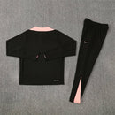 Conjunto largo hombre selección de Francia temporada 25/26 entrenamiento sudadera y pantalón negro calidad 1.1 premium FFF Tienda Hincha Futbolero. Francia 2025/26, Conjunto Francia negro, Chándal Francia entrenamiento, Ropa Francia mundial 2026, Calidad 1.1 Francia, FFF Gear, Tienda Hincha Futbolero, France Training Tracksuit black.