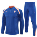 Conjunto hombre Selección de Francia entrenamiento temporada 2025 2026 sudadera y pantalón largo azul calidad 1.1 oficial, Francia 2025, Chándal entrenamiento Francia, Conjunto Les Bleus 25/26, Sudadera azul Francia, Ropa barata selección francesa, Calidad 1.1 Francia, Moda deportiva 2026, Tienda Hincha Futbolero, Allez Les Bleus, Bloke Core Francia.