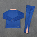 Conjunto hombre Selección de Francia entrenamiento temporada 2025 2026 sudadera y pantalón largo azul calidad 1.1 oficial, Francia 2025, Chándal entrenamiento Francia, Conjunto Les Bleus 25/26, Sudadera azul Francia, Ropa barata selección francesa, Calidad 1.1 Francia, Moda deportiva 2026, Tienda Hincha Futbolero, Allez Les Bleus, Bloke Core Francia.