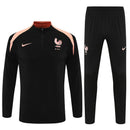 Conjunto largo hombre selección de Francia temporada 25/26 entrenamiento sudadera y pantalón negro calidad 1.1 premium FFF Tienda Hincha Futbolero. Francia 2025/26, Conjunto Francia negro, Chándal Francia entrenamiento, Ropa Francia mundial 2026, Calidad 1.1 Francia, FFF Gear, Tienda Hincha Futbolero, France Training Tracksuit black.