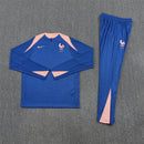Conjunto hombre Selección de Francia entrenamiento temporada 2025 2026 sudadera y pantalón largo azul calidad 1.1 oficial, Francia 2025, Chándal entrenamiento Francia, Conjunto Les Bleus 25/26, Sudadera azul Francia, Ropa barata selección francesa, Calidad 1.1 Francia, Moda deportiva 2026, Tienda Hincha Futbolero, Allez Les Bleus, Bloke Core Francia.