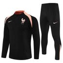 Conjunto largo hombre selección de Francia temporada 25/26 entrenamiento sudadera y pantalón negro calidad 1.1 premium FFF Tienda Hincha Futbolero. Francia 2025/26, Conjunto Francia negro, Chándal Francia entrenamiento, Ropa Francia mundial 2026, Calidad 1.1 Francia, FFF Gear, Tienda Hincha Futbolero, France Training Tracksuit black.