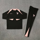 Conjunto largo hombre selección de Francia temporada 25/26 entrenamiento sudadera y pantalón negro calidad 1.1 premium FFF Tienda Hincha Futbolero. Francia 2025/26, Conjunto Francia negro, Chándal Francia entrenamiento, Ropa Francia mundial 2026, Calidad 1.1 Francia, FFF Gear, Tienda Hincha Futbolero, France Training Tracksuit black.