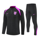 Conjunto chándal hombre selección de Inglaterra temporada 2025 2026 sudadera y pantalón negro con detalles púrpura calidad 1.1 oficial, Inglaterra 2025, Chándal Inglaterra negro, Inglaterra púrpura, Ropa entrenamiento barata, Calidad 1.1 Inglaterra, England Training 25/26, Kit largo selecciones, Tienda Hincha Futbolero, Three Lions Style.
