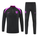 Conjunto chándal hombre selección de Inglaterra temporada 2025 2026 sudadera y pantalón negro con detalles púrpura calidad 1.1 oficial, Inglaterra 2025, Chándal Inglaterra negro, Inglaterra púrpura, Ropa entrenamiento barata, Calidad 1.1 Inglaterra, England Training 25/26, Kit largo selecciones, Tienda Hincha Futbolero, Three Lions Style.