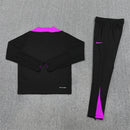 Conjunto chándal hombre selección de Inglaterra temporada 2025 2026 sudadera y pantalón negro con detalles púrpura calidad 1.1 oficial, Inglaterra 2025, Chándal Inglaterra negro, Inglaterra púrpura, Ropa entrenamiento barata, Calidad 1.1 Inglaterra, England Training 25/26, Kit largo selecciones, Tienda Hincha Futbolero, Three Lions Style.
