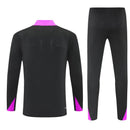 Conjunto chándal hombre selección de Inglaterra temporada 2025 2026 sudadera y pantalón negro con detalles púrpura calidad 1.1 oficial, Inglaterra 2025, Chándal Inglaterra negro, Inglaterra púrpura, Ropa entrenamiento barata, Calidad 1.1 Inglaterra, England Training 25/26, Kit largo selecciones, Tienda Hincha Futbolero, Three Lions Style.