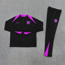 Conjunto chándal hombre selección de Inglaterra temporada 2025 2026 sudadera y pantalón negro con detalles púrpura calidad 1.1 oficial, Inglaterra 2025, Chándal Inglaterra negro, Inglaterra púrpura, Ropa entrenamiento barata, Calidad 1.1 Inglaterra, England Training 25/26, Kit largo selecciones, Tienda Hincha Futbolero, Three Lions Style.