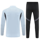 Conjunto hombre Selección de Japón entrenamiento temporada 2025 2026 sudadera gris y pantalón largo negro calidad 1.1 oficial, Japón 2025, Chándal entrenamiento Japón, Conjunto Japón 25/26, Sudadera gris Japón, Ropa barata selección japonesa, Calidad 1.1 Japón, Moda deportiva 2026, Tienda Hincha Futbolero, Samurai Blue, Bloke Core Japón.