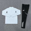 Conjunto hombre Selección de Japón entrenamiento temporada 2025 2026 sudadera gris y pantalón largo negro calidad 1.1 oficial, Japón 2025, Chándal entrenamiento Japón, Conjunto Japón 25/26, Sudadera gris Japón, Ropa barata selección japonesa, Calidad 1.1 Japón, Moda deportiva 2026, Tienda Hincha Futbolero, Samurai Blue, Bloke Core Japón.