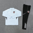 Conjunto hombre Selección de Japón entrenamiento temporada 2025 2026 sudadera gris y pantalón largo negro calidad 1.1 oficial, Japón 2025, Chándal entrenamiento Japón, Conjunto Japón 25/26, Sudadera gris Japón, Ropa barata selección japonesa, Calidad 1.1 Japón, Moda deportiva 2026, Tienda Hincha Futbolero, Samurai Blue, Bloke Core Japón.