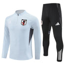 Conjunto hombre Selección de Japón entrenamiento temporada 2025 2026 sudadera gris y pantalón largo negro calidad 1.1 oficial, Japón 2025, Chándal entrenamiento Japón, Conjunto Japón 25/26, Sudadera gris Japón, Ropa barata selección japonesa, Calidad 1.1 Japón, Moda deportiva 2026, Tienda Hincha Futbolero, Samurai Blue, Bloke Core Japón.
