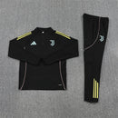 Conjunto hombre Juventus entrenamiento temporada 2025 2026 sudadera y pantalón largo negro calidad 1.1 oficial, Juventus 2025, Chándal entrenamiento Juventus, Conjunto Juventus 25/26, Sudadera negra Juventus, Ropa barata Juventus, Calidad 1.1 Juve, Moda deportiva 2026, Tienda Hincha Futbolero, Fino Alla Fine, Bloke Core Juventus.
