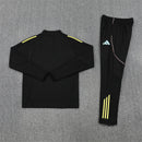 Conjunto hombre Juventus entrenamiento temporada 2025 2026 sudadera y pantalón largo negro calidad 1.1 oficial, Juventus 2025, Chándal entrenamiento Juventus, Conjunto Juventus 25/26, Sudadera negra Juventus, Ropa barata Juventus, Calidad 1.1 Juve, Moda deportiva 2026, Tienda Hincha Futbolero, Fino Alla Fine, Bloke Core Juventus.