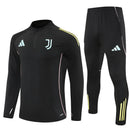 Conjunto hombre Juventus entrenamiento temporada 2025 2026 sudadera y pantalón largo negro calidad 1.1 oficial, Juventus 2025, Chándal entrenamiento Juventus, Conjunto Juventus 25/26, Sudadera negra Juventus, Ropa barata Juventus, Calidad 1.1 Juve, Moda deportiva 2026, Tienda Hincha Futbolero, Fino Alla Fine, Bloke Core Juventus.